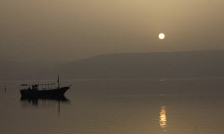 ガリラヤ湖の夜明け
