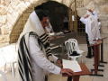 嘆きの壁の前で祈るユダヤ人