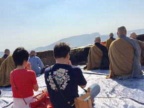 霊鷲山で日本の僧侶と