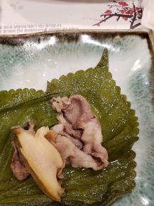 牛肉とアワビ炒めをエゴマの醤油漬けで巻いて食べる