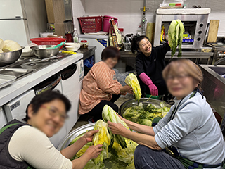 塩漬け白菜の水洗い作業