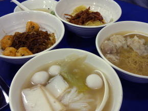 香港での朝食ワンタン麺