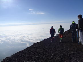 国内団体旅行　富士登山