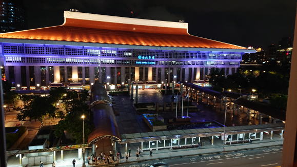 夜の台北駅舎