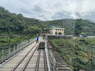 炭鉱から延びるトロッコ橋